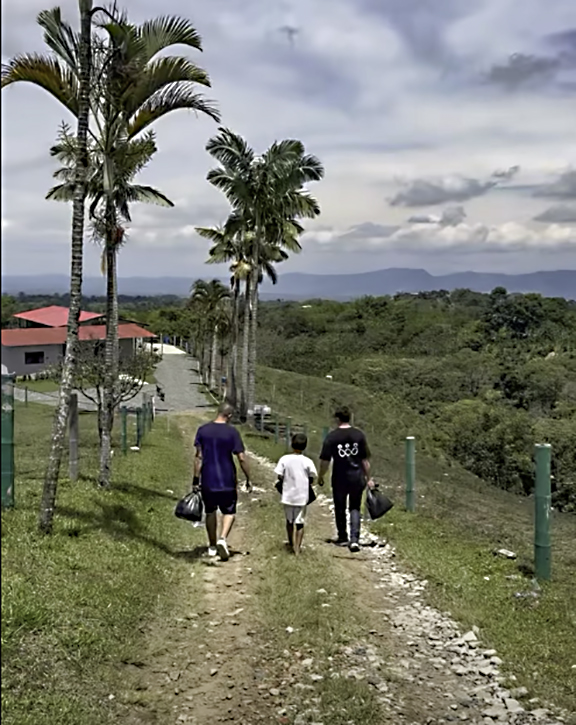 Members of the Iglesia de Cristo Armenia Norte deliver earthquake relief supplies in Colombia.