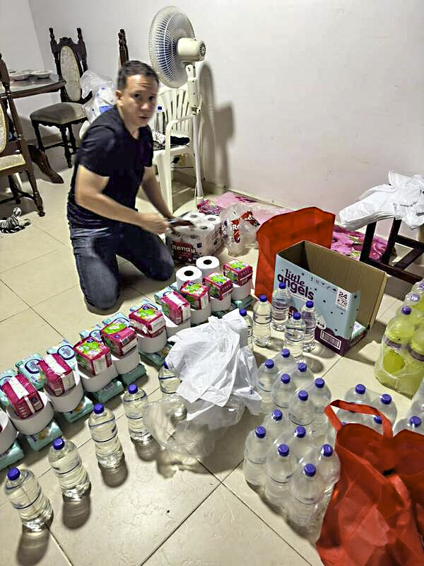 A member of the Iglesia de Cristo Armenia Norte in Colombia organizes earthquake relief supplies.